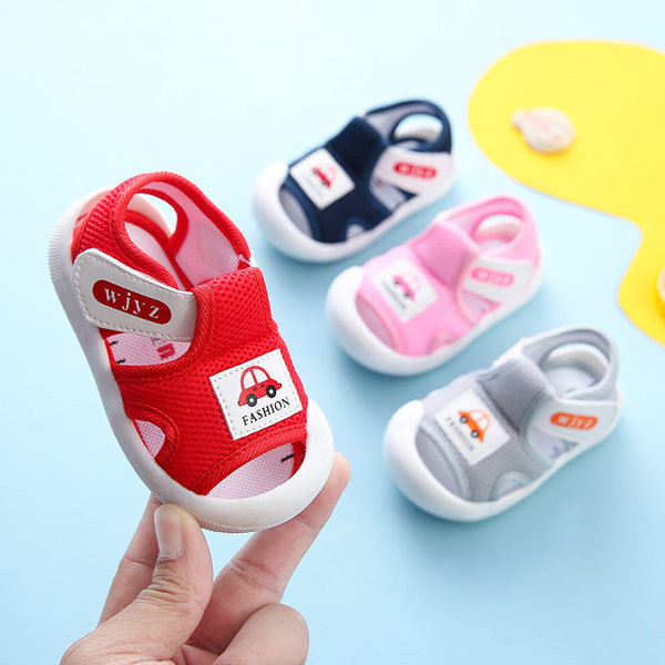 Embleemi ja takjapaelaga võrksandaalid beebile