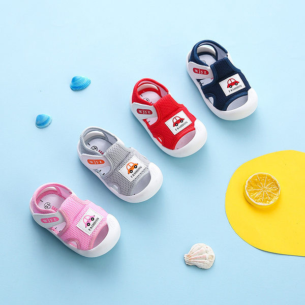 Embleemi ja takjapaelaga võrksandaalid beebile