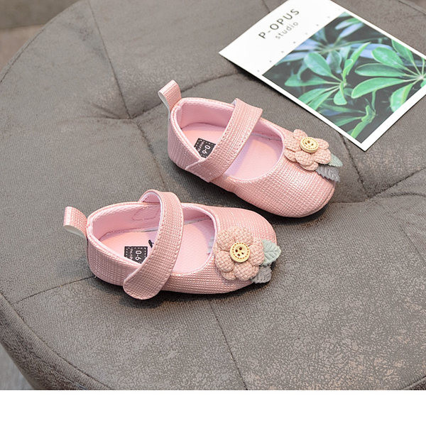 Lillekaunistusega ja pehme tallaga beebikingad