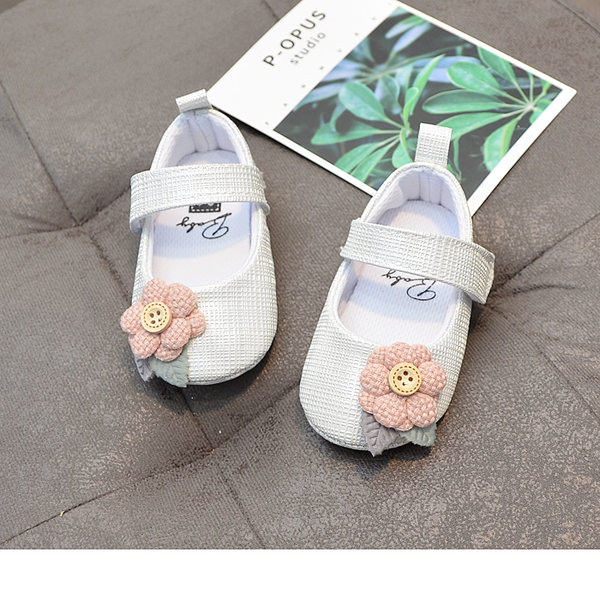 Lillekaunistusega ja pehme tallaga beebikingad