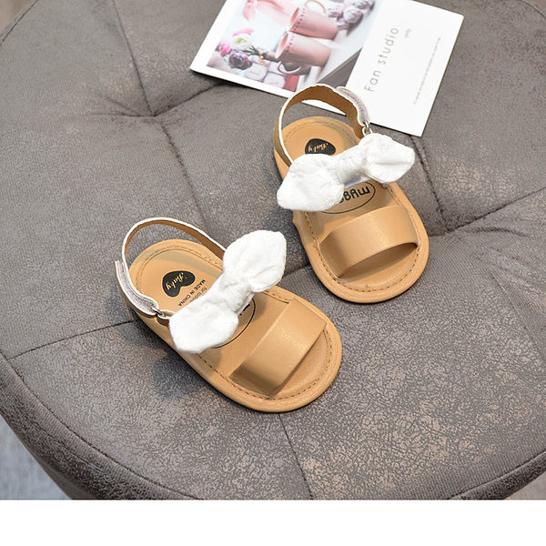 Paelkaunistusega ja nahkrihmaga beebisandaalid