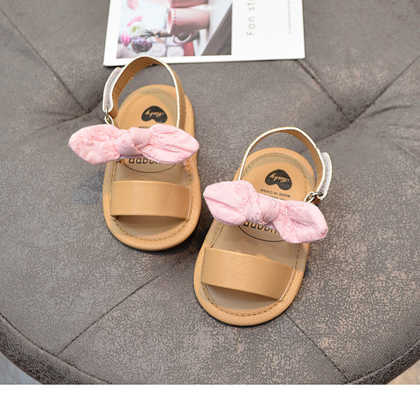 Paelkaunistusega ja nahkrihmaga beebisandaalid