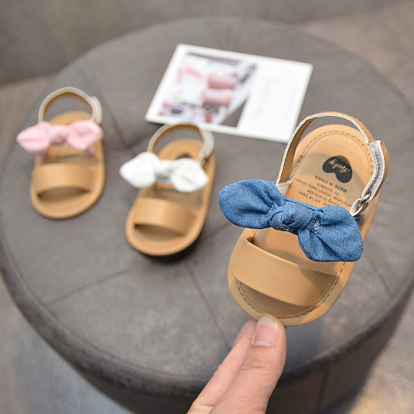 Paelkaunistusega ja nahkrihmaga beebisandaalid