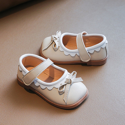 Бебешки обувки от изкуствена кожа с лепенки и панделка