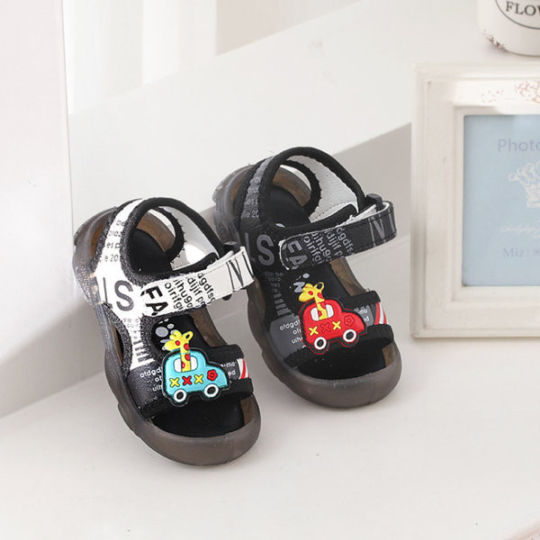 Dječje sandale s natpisom i kopčanjem na čičak