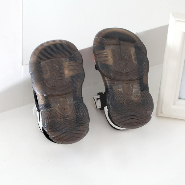 Dječje sandale s natpisom i kopčanjem na čičak