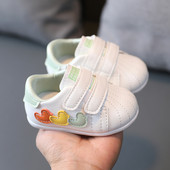 Kleebiste ja värvilise aplikatsiooniga beebikingad