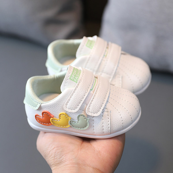 Kleebiste ja värvilise aplikatsiooniga beebikingad