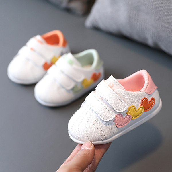 Kleebiste ja värvilise aplikatsiooniga beebikingad