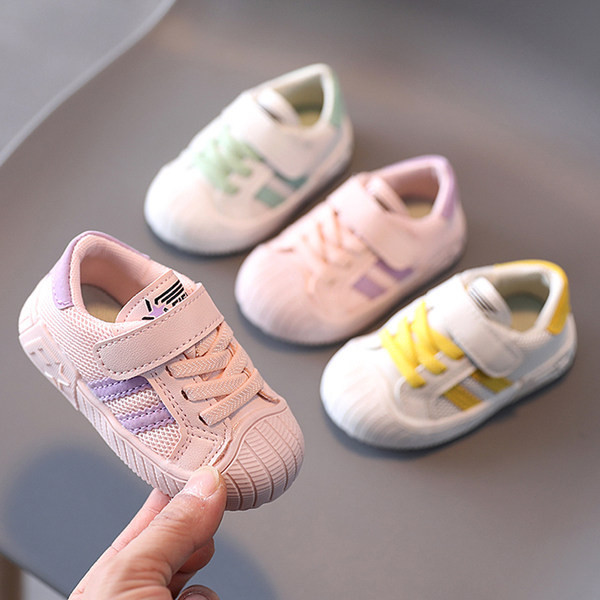 Kolmes värvitoonis kleebiste ja paeltega beebikingad