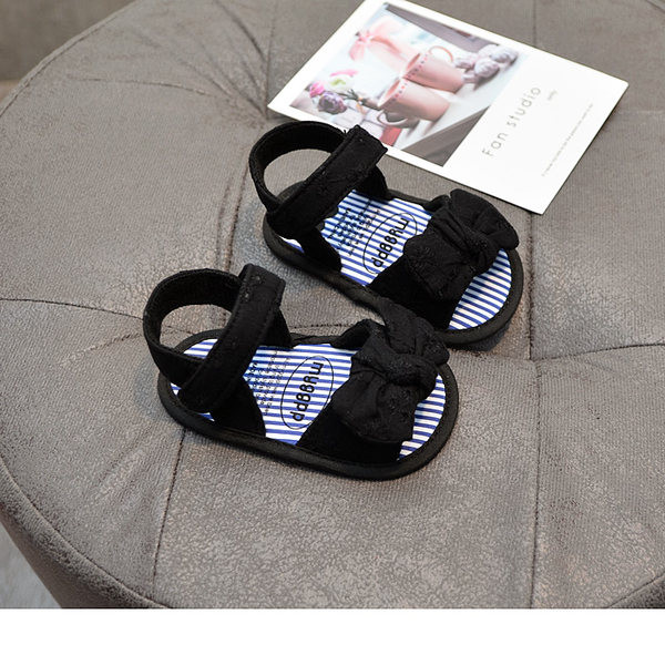 Paelakaunistusega ja pehme tallaga beebisandaalid