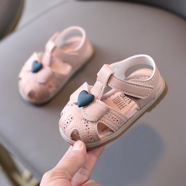 Perforeeritud ökonahast paelaga beebisandaalid