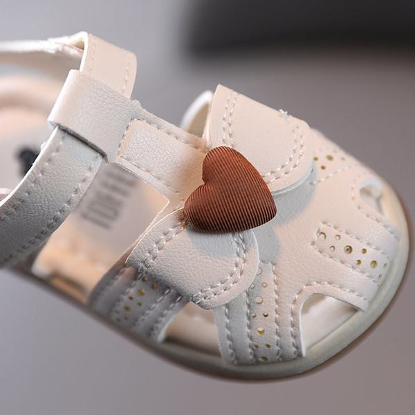 Perforeeritud ökonahast paelaga beebisandaalid