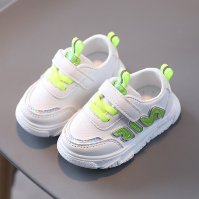 Kolmes värvitoonis plaastrite ja lameda tallaga beebikingad