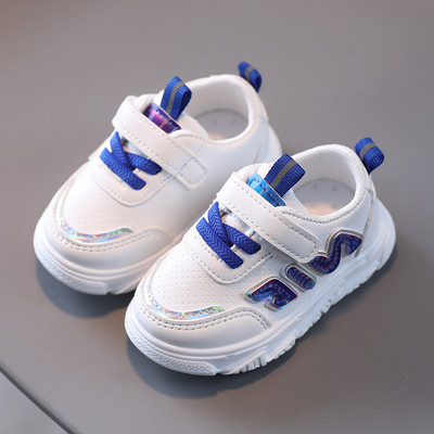 Kolmes värvitoonis plaastrite ja lameda tallaga beebikingad