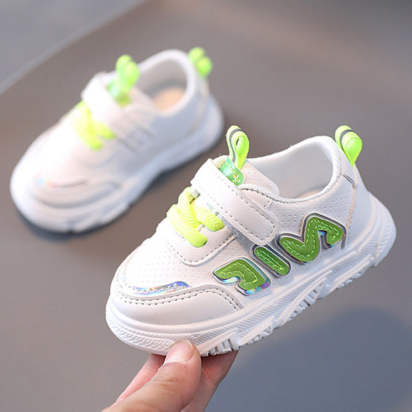 Kolmes värvitoonis plaastrite ja lameda tallaga beebikingad