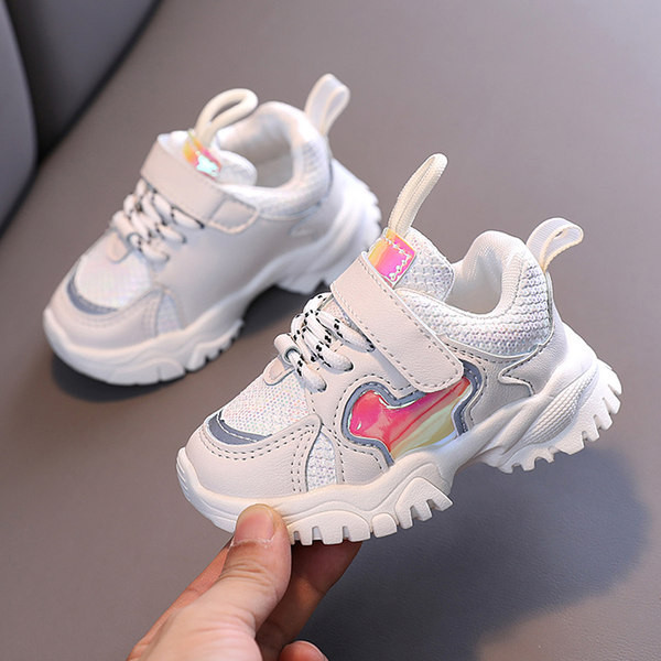 Valged kleebiste ja lipsudega laste vabaaja tossud