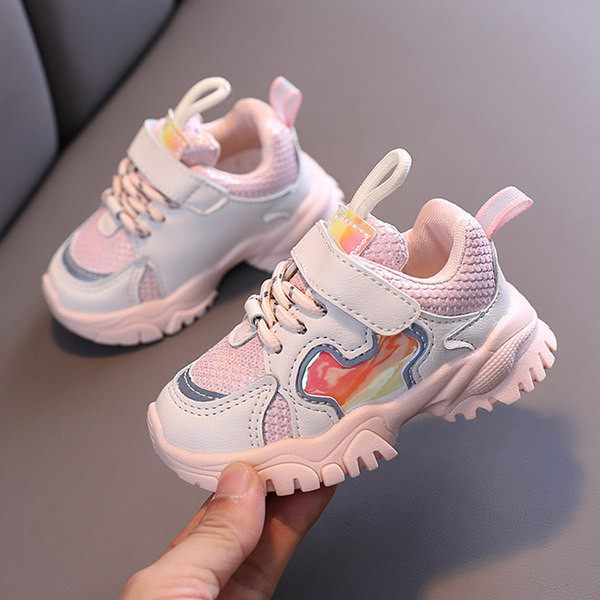 Valged kleebiste ja lipsudega laste vabaaja tossud