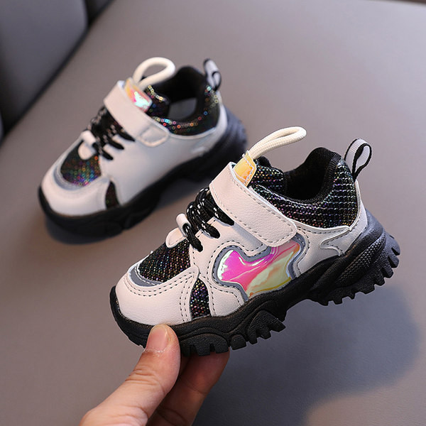 Valged kleebiste ja lipsudega laste vabaaja tossud