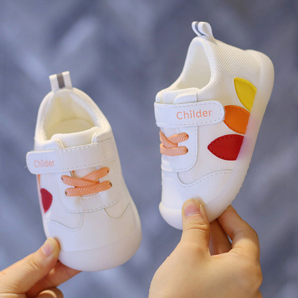 Mitmes värvitoonis kleebistega beebikingad