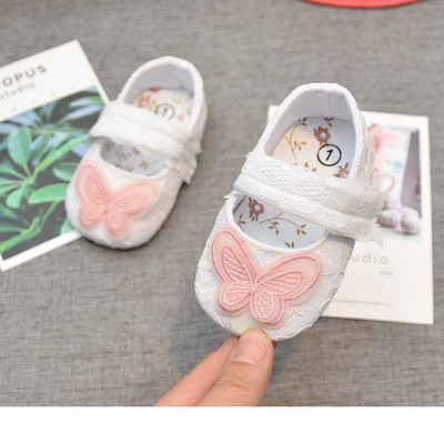 Дантелени бебешки обувки с декорация пеперуда