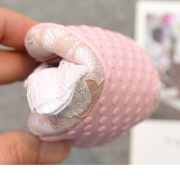 Дантелени бебешки обувки с декорация пеперуда