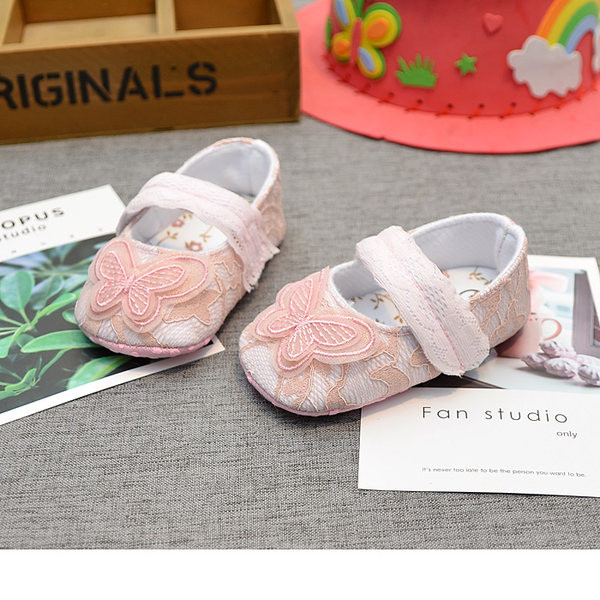 Дантелени бебешки обувки с декорация пеперуда