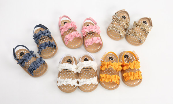 Μοντέρνα παιδικά σανδάλια με βολάν