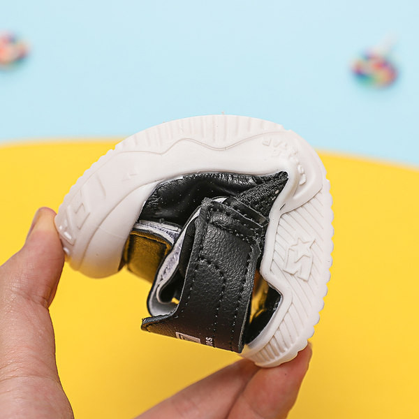 Eko-nahast beebisandaalid pealkirja ja takjakinnitusega