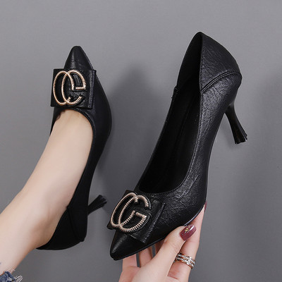 Õhukese kontsaga ja metallist elemendiga naiste terava otsaga kingad