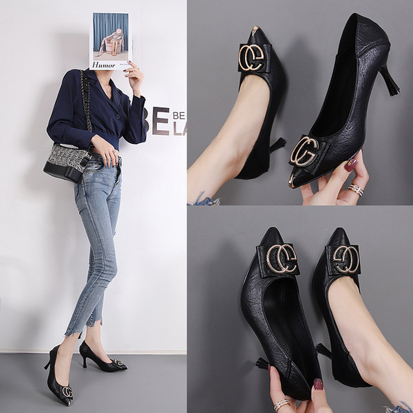 Õhukese kontsaga ja metallist elemendiga naiste terava otsaga kingad