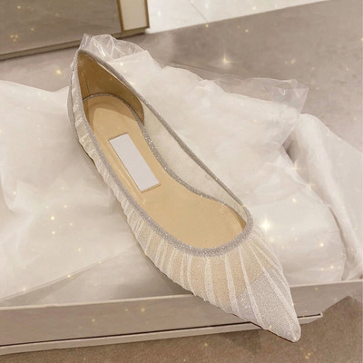 Läbipaistva osa ja läikivate elementidega teravatipulised naistekingad