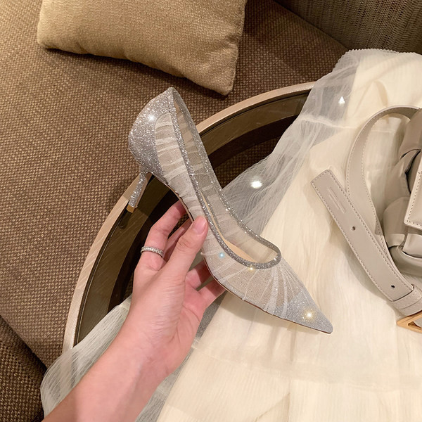 Läbipaistva osa ja läikivate elementidega teravatipulised naistekingad