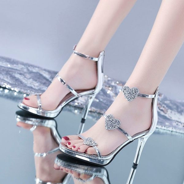 Naiste kividega sandaalid ja kõrged kontsad mitmes värvitoonis