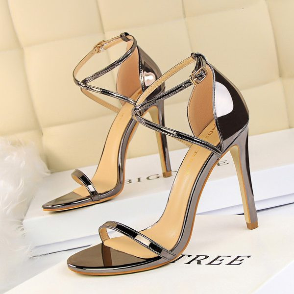 Nahast rihmade ja 11 cm õhukese kontsaga naiste sandaalid