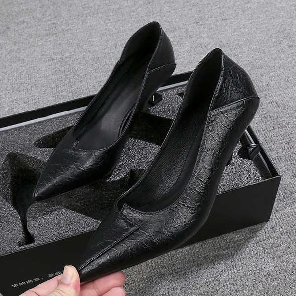 Öko-nahast õhukese kontsaga naiste teravatipulised kingad