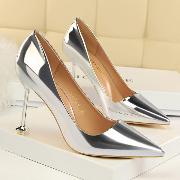 Terava mudeliga naiste lakknahast kingad 9,5 cm õhukese kontsaga