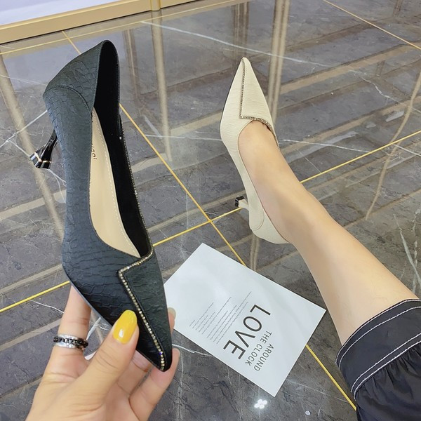 Kolmes värvitoonis kivikestega naiste vabaajajalatsid - teravatipuline mudel