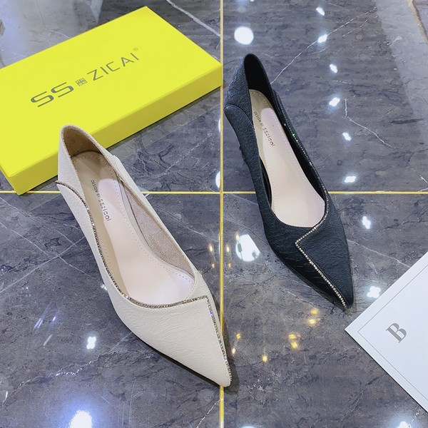 Kolmes värvitoonis kivikestega naiste vabaajajalatsid - teravatipuline mudel