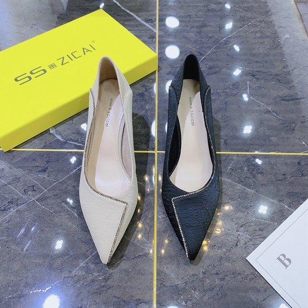 Kolmes värvitoonis kivikestega naiste vabaajajalatsid - teravatipuline mudel