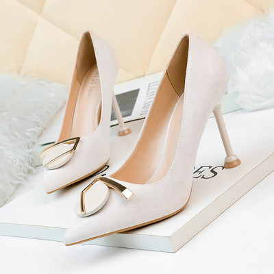 Moodsad naiste teravatipulised õhukeste kõrgete kontsadega kingad