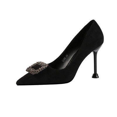 Moodsad naiste teravatipulised õhukeste kõrgete kontsadega kingad