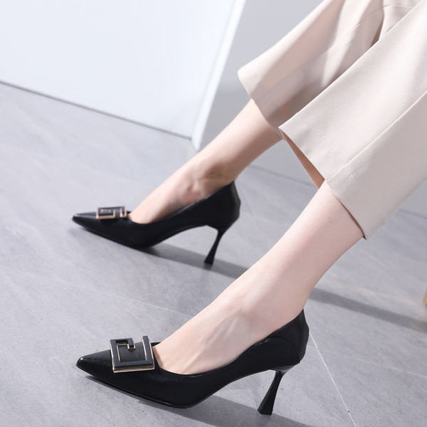 Öko-nahast ja metallelemendist valmistatud kõrge kontsaga naiste teravatipulised kingad