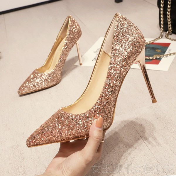 Õhukeste kontsadega ja läikiva efektiga naiste kingad – erinevat värvi