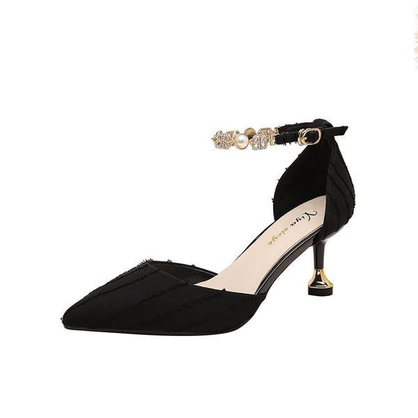 Nahast naiste kingad teravatipuline kivikestega mudel