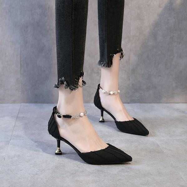 Nahast naiste kingad teravatipuline kivikestega mudel