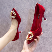 Naiste teravatipulised kõrgete kontsadega ja pärlitega kaunistused