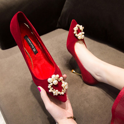 Naiste teravatipulised kõrgete kontsadega ja pärlitega kaunistused