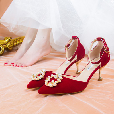 Naiste teravatipulised kõrgete kontsadega ja pärlitega kaunistused