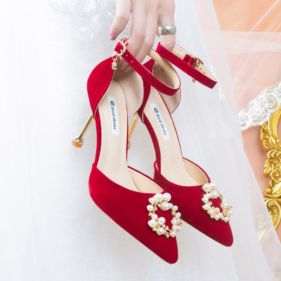 Naiste teravatipulised kõrgete kontsadega ja pärlitega kaunistused